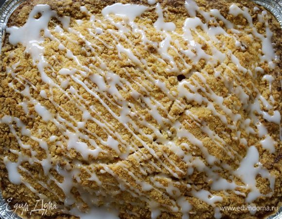 Готовый торт остудить и полить (произвольно) сахарной глазурью. Для глазури смешать несколько ложек сахарной пудры с небольшим количеством молока. Количество зависит от Вашего желания... )))