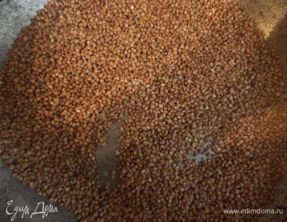 В большой сковороде с толстым дном обжарить гречку без добавления жира, помешивая. Влить столько воды, чтобы она покрывала крупу на 2 см. Посолить, накрыть крышкой, довести до кипения и варить до готовности.