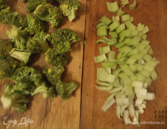 В кастрюле довести до кипения воду.
Брокколи разделить на соцветия, черешки сельдерея нарезать ломтиками. Бланшировать овощи в кипящей подсоленной воде около 3 минут.