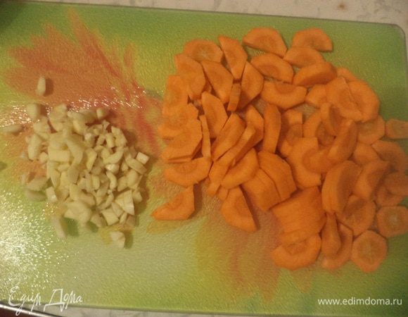 Морковь очистить и нарезать тонкими полукружиями. 
Очищенный чеснок порубить. Бекон нарезать кубиками.