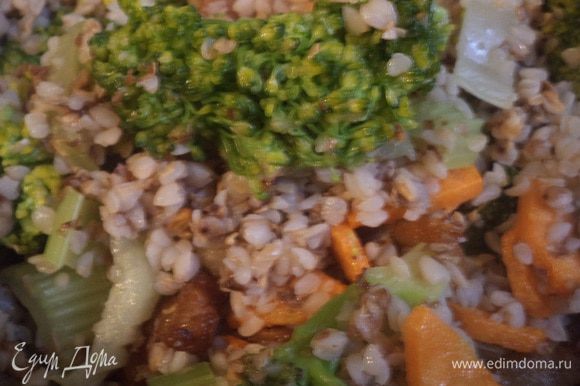 Бланшированные овощи и бекон с морковью и чесноком перемешать с готовой гречкой. Наше быстрое и вкусное блюдо готово!