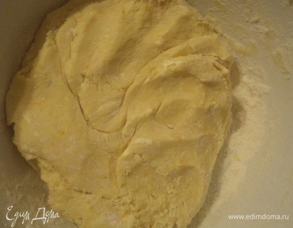 Для теста взбить размягчённое сливочное масло, добавить сахарный песок, продолжая взбивать.
По одному добавить яйца, снова продолжая взбивать.
Добавить мелко натёртую цедру апельсина, соль, муку и разрыхлитель, перемешать и замесить мягкое, нелипнущее к рукам тесто.
Поставить тесто в холодильник на 1 час.