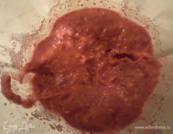 Для начинки измельчить в блендере клюкву, орехи и сахар.