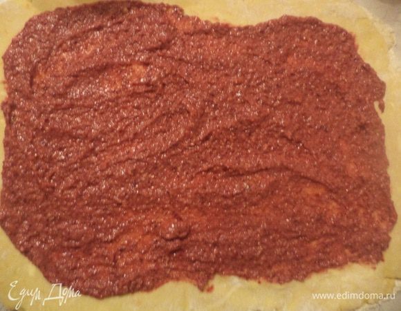 Тесто разделить на две части, каждую часть раскатать в прямоугольник.
На наши прямоугольники равномерно выложить начинку, оставляя по краям свободную полоску 1,5 - 2 см.