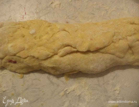 Свернуть прямоугольники рулетами. 
Завернуть рулеты в пищевую плёнку и убрать в холодильник на 3 часа.