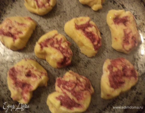 Духовку разогреть до 180 градусов. 
Охлаждённые рулеты нарезать на кусочки шириной 5 мм.
Противень смазать маслом, аккуратно выложить на него кусочки рулета срезанной стороной на противень, на некотором расстоянии друг от друга.
Когда я резала эти кусочки, они получились довольно страшненькими, но во время выпечки они приобрели нужную красивую форму и увеличились в объёме раза в 1,5.
Выпекать 10 - 15 минут.