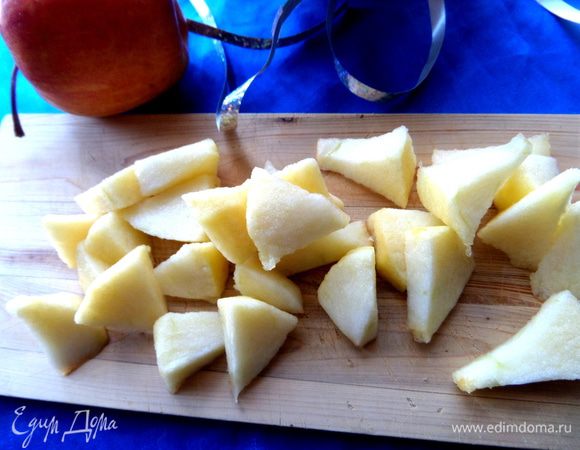 Яблоко и грушу нарезать такими кусочками и сбрызнуть лимонным соком.