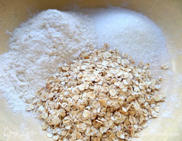 Готовим крамбл: высыпаем визуально одинаковое количество хлопьев "минутка",муку и сахар с ванилью.