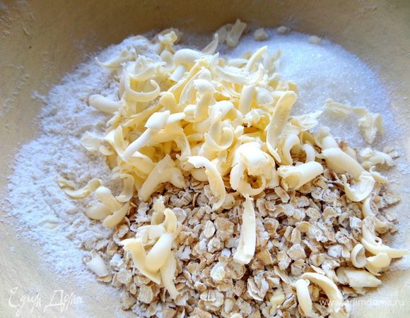 Строгаем из морозилки сливочное масло на тёрке.