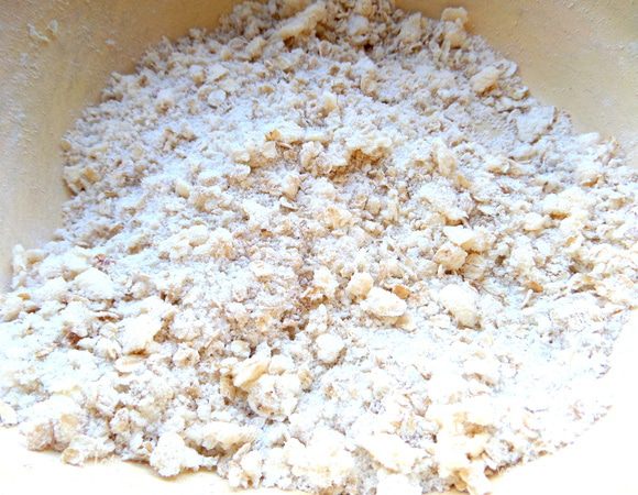 Перетираем в руках в крошку.