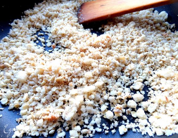 Постоянно помешиваем,иначе появятся ненужные подгорелые крапинки.