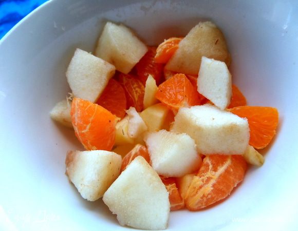 Разные кусочки фруктов насыпаем в пиалку...