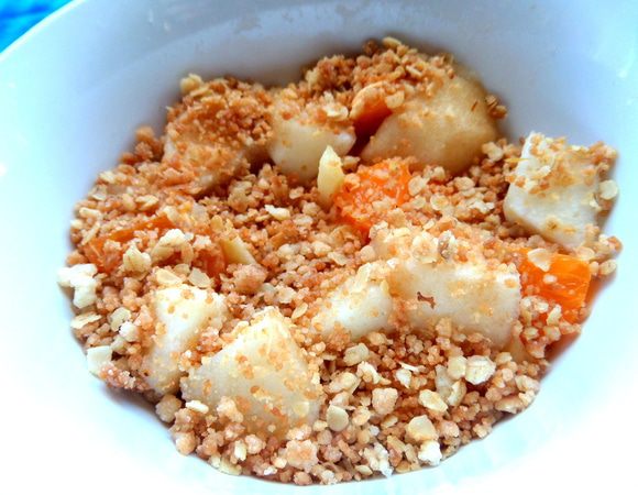 Засыпаем сверху пару ложек крошки.