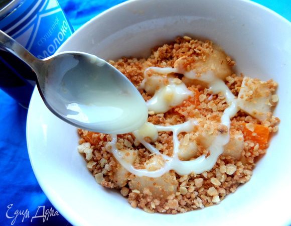 Слегка полить сгущёнкой крамбл...