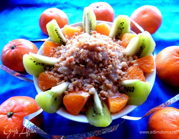 Угощаем близких свежим салатиком-десертиком с хрустинкой)))