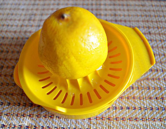 Выжать сок из лимона.