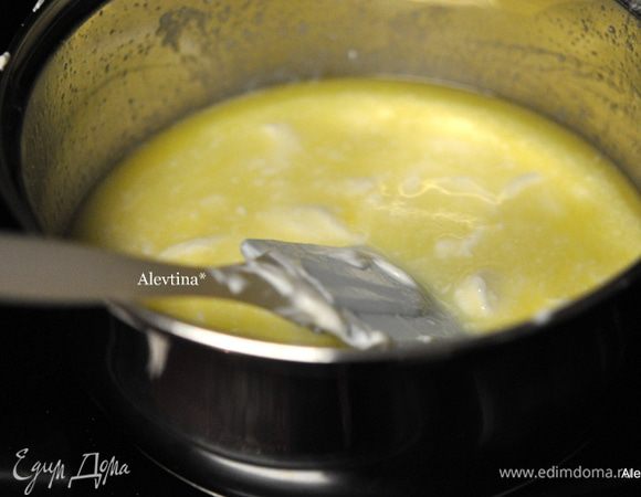 Тесто готовим заранее, оставляем отдыхать на ночь.
В кастрюлю выложить сметану, сливочное масло, сахар, соль. Помешивая готовим на среднем огне до растворения масла, как масло разошлось снимем с огня и дадим остыть минут 20.