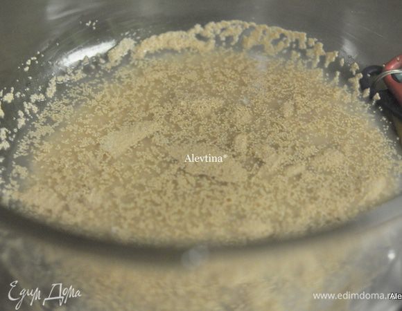 Дрожжи растворим в теплой воде, большая емкость, если будет горячая выпечка не поднимется. Дадим постоять 5 мин.