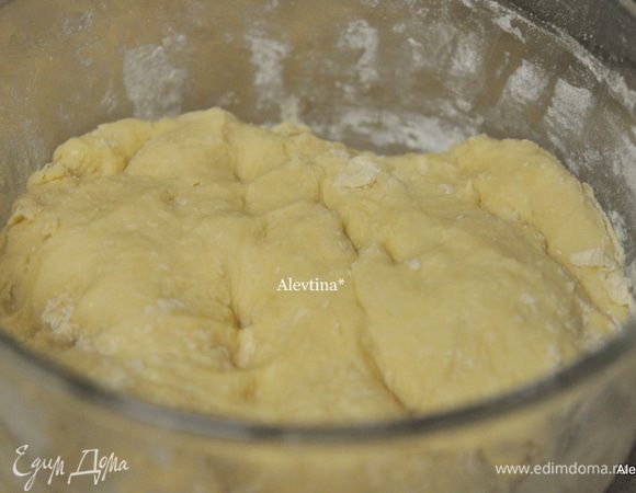 В дрожжи добавим сметанную смесь и слегка взбитые яйца. Перемешаем вручную, добавим муки, у меня ушло 4 стакана и 5й стакан ушел на рабочую поверхность. Тесто должно быть липким. Закроем пленкой и поставим в холодильник на 8 часов.