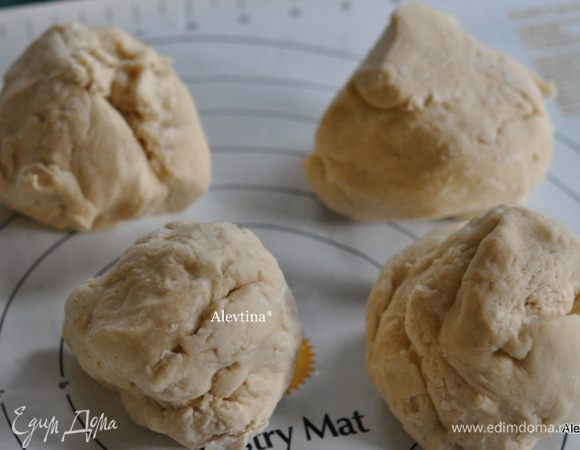 На рабочую поверхность выложим тесто, оно вырастит за это время. Припылим мукой, разделим на 4 ровные доли. Каждый кусочек теста перед работой  4-5 раз примнем.