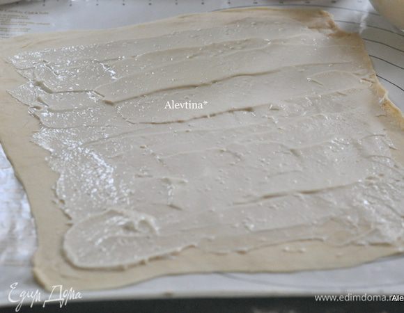 Раскатаем первый кусок теста тонко прямоугольной формы как на рулет, если хотим аккуратные булочки.
