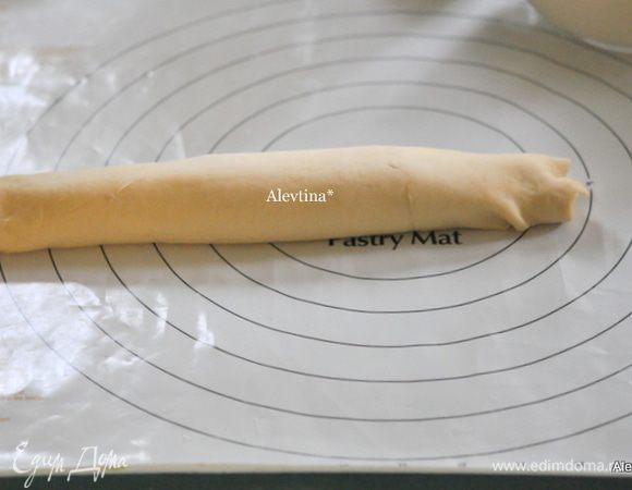 Выложим начинку, края оставляем не тронутыми, при закатывания в рулет начинка сама ляжет на край. Свернем аккуратно в рулет.