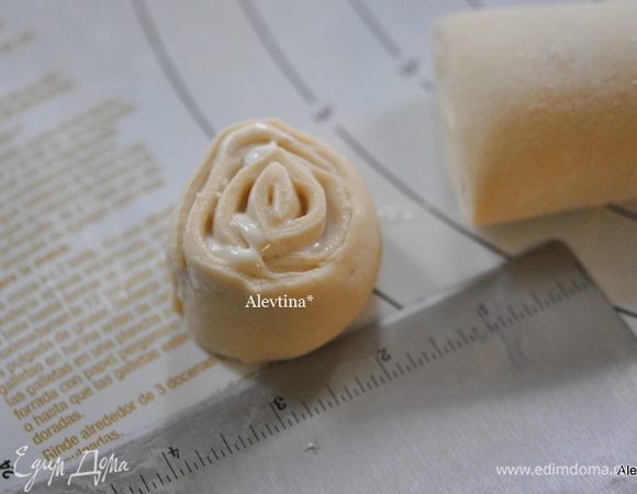 Разрезаем на ровные части диаметром в 3-4 см. Выкладываем на смазанный маслом противень или с бумагой для выпечки. На расстояние друг от друга, тесто поднимется еще раз после расстойки. Так поступаем с каждым куском теста: раскатываем, начинка, сворачиваем и разрезаем, выкладываем на противень.