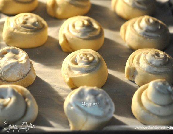 Теперь ставим на расстойку в теплое место на 45-60 мин. где нет сквозняка. Булочки поднимутся заметно в размере. Можно заранее духовку разогреть на низкой тем-ре, выключить и потом поставить  булочки на расстойку в теплую духовку.
