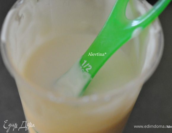 Приготовим глазурь. Перемешаем сахарную пудру с молоком. Если вам нравится жидкая, добавьте молока.
