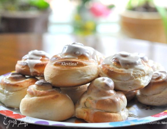 Разогреем духовку на 190 гр. Выпекаем 15-20 мин. Я прикрывала сверху фольгой .
Достанем булочки из духовки. Покроем глазурью. Дадим постоять немного. Подаем к столу. Не оторваться!!! Я пекла в благодарность нашим соседям, которые помогли нам в период мой послеоперационный. Просили еще)))