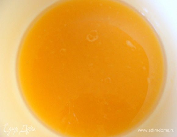 Подготовить 200 г свежевыжатого апельсинового сока. Смешать с сахарным песком и растительным маслом, взбить до растворения песка. Соду залить двумя ст/л воды. В жидкую смесь влить уксус, потом соду, размешать, быстро добавить муку и шафран, взбить смесь миксером.