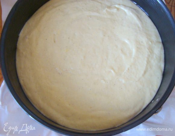 Форму выложить пекарской бумагой, смазать растительным маслом, вылить тесто. Выпекать в разогретой до 170* духовке до готовности. Приметно 25-35 минут.