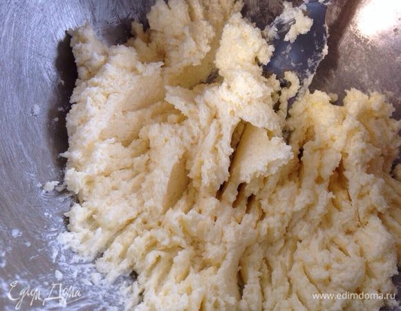 Растереть масло с сахаром и ванильным сахаром.