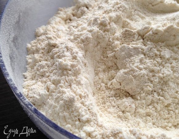 Просеять пшеничную муку и овсяную, добавить соль и соду.