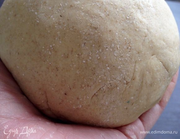 Всыпать муку к масляной смеси и хорошо перемешать лопаткой, до исчезновения комочков. Вымесить мягкое тесто (тесто получается довольно-таки мягким, но хорошо держит форму). 