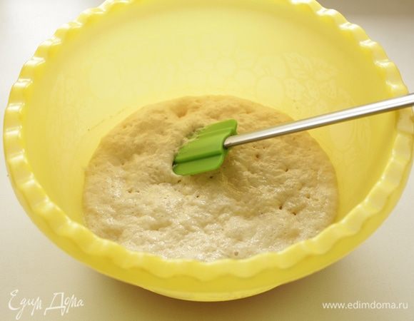 Готовим опару: Растворяем в теплом молоке дрожжи и 1 ч.л. сахара, добавляем 30 г муки и перемешиваем до однородности. Накрываем и ставим в теплое место примерно на 30-40 минут, пока опара не увеличится в объеме почти вдвое.