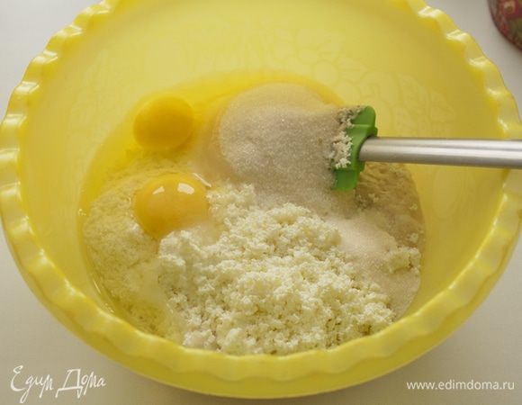 Протираем творог, добавляем опару, яйца, сахар, растопленное масло, ваниль и соль. Взбиваем венчиком до однородности.