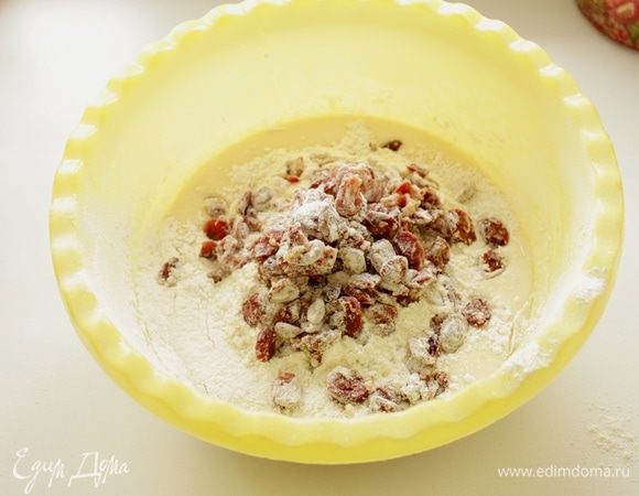 Добавляем клюкву, обваленную в муке. Постепенно добавляем  остальную муку и замешиваем очень густое липкое тесто.