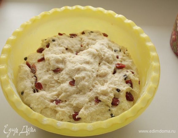 Подошедшее тесто обминаем, делим на части и кладем в формы. 