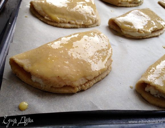 И сложить сочник пополам. Смазать сочники взбитым яйцом и по желанию посыпать сахаром.