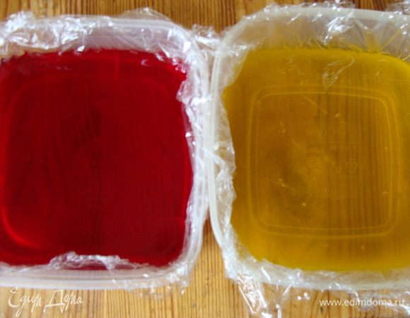 Развести 20 г желатина в 200 г воды, дать набухнуть. Добавить оставшуюся воду и сахарный песок, поставить на медленный огонь. Постоянно помешивать до полного растворения, до кипения не доводить. Снять с огня, добавить ванилин, остудить до комнатной температуры. Разлить желатин в две баночки, в одну добавить красный краситель, в другую желтый. Формы выложить пищевой пленкой и разлить желатин. Поставить в холодильник до полного застывания, лучше на ночь.