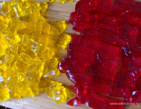 Освободить застывший желатин и нарезать кубиками.