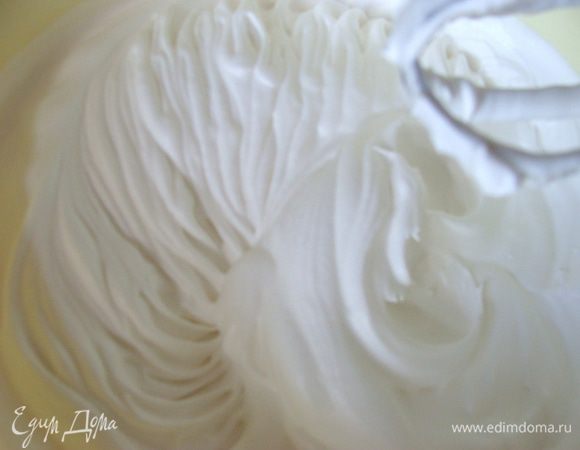 Желатин развести, дать настояться, потом растворить полностью на медленном огн. при постоянном помешивании, остудить до комнатной температуры. Крем взбить до устойчивых пиков, постепенно добавить желатин, продолжая постоянно взбивать.