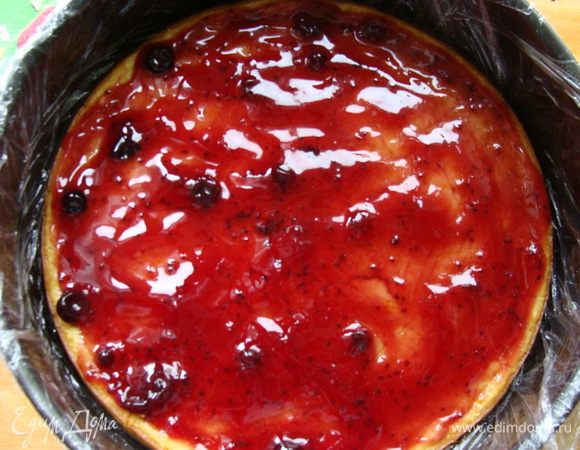 Разъемную форму выложить пищевой пленкой, сверху пленки установить дно и положить бисквит. Смазать его джемом из черной смородины, поверх выложить крем. Поставить в холодильник на ночь.