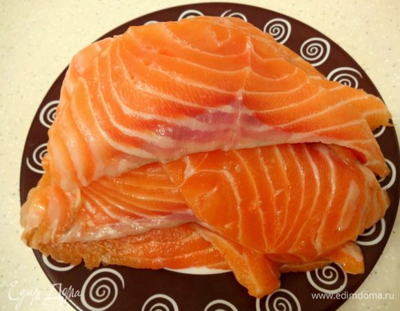 Филе форели нарезать тонкими пластинами.