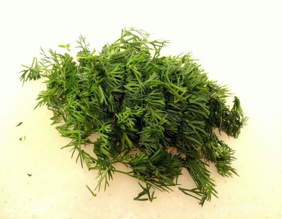 Укроп вымыть, высушить, мелко нарезать. Соединить с майонезом. 