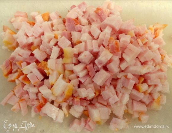 Бекон нарезать мелкими кубиками.