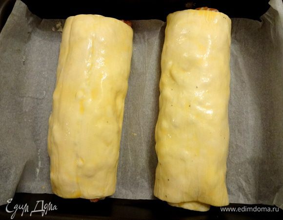 Свернуть плотным рулетом. Из перечисленных ингредиентов получается 2 рулетика. Верх смазать взбитым яйцом.