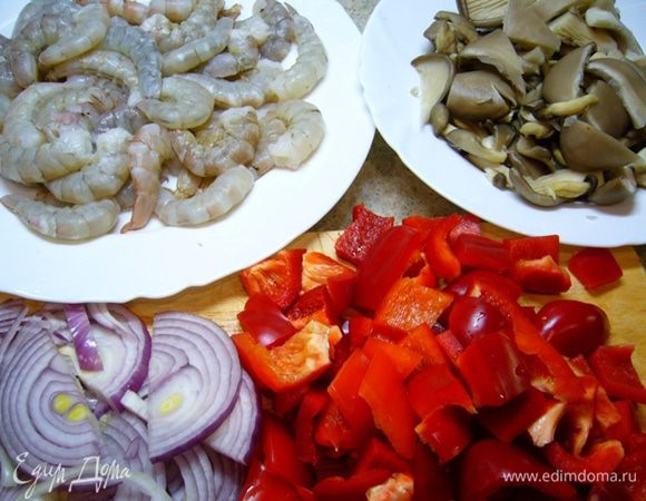 Подготовить продукты. Креветки почистить, удалить кишечную вену.
Лук нарезать полукольцами. Вешенки промыть. Нам потребуются только шляпки.
Перец очистить от семян, нарезать пластинами.
