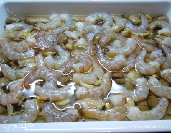 Сверху уложить целые шляпки вешенок.
В промежутки между ними – креветки.
